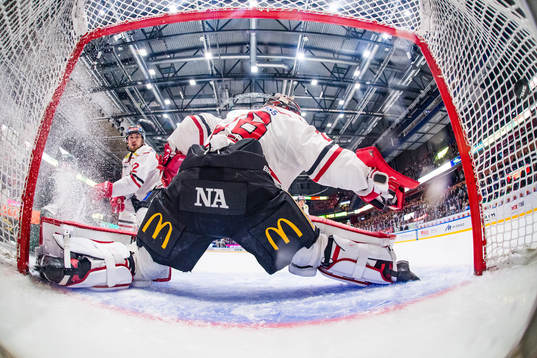 Färjestads Gustav Rydahl (ej i bild) gör 1-0