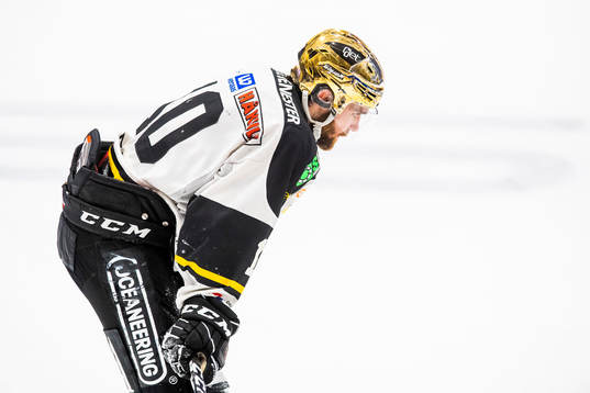 Jacob Lagacé of Stavanger Oilers looks dejected