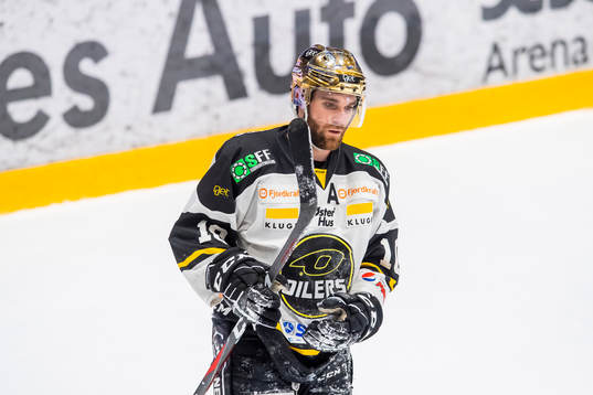 Jacob Lagacé of Stavanger Oilers looks dejected