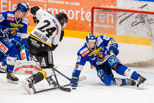Gregory Mauldin of Stavanger Oilers and Niklas Roest of
