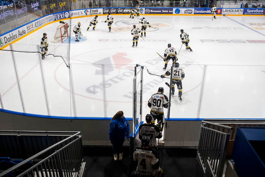 The players og Stavanger Oilers enter the ice rink