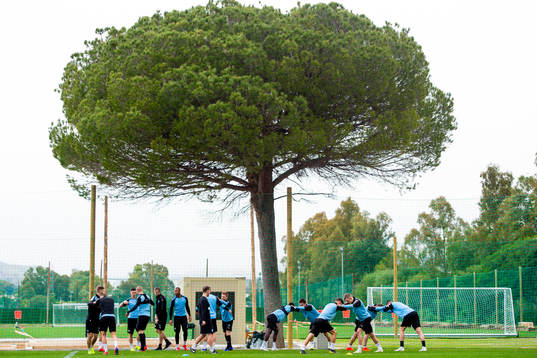 Spelarna samlas