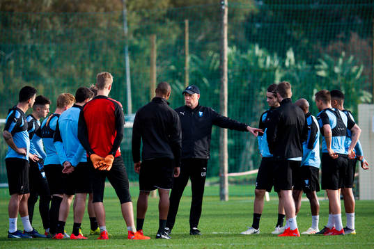 Tränare Uwe Rösler instrurerar spelarna