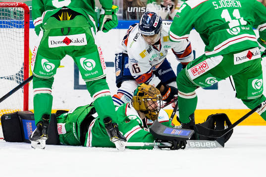Rögles målvakt Justin Pogge räddar