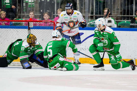Rögles målvakt Justin Pogge, Alen Bibic och Mattias