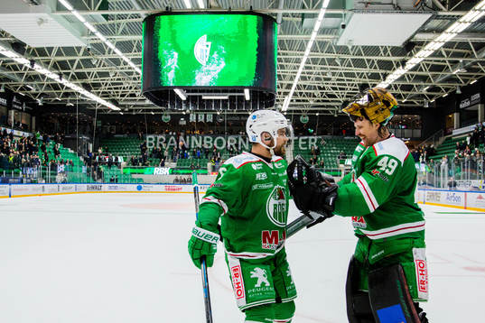 Rögles Craig Schira och målvakt Justin Pogge jublar