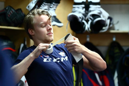 Linköpings Anton Karlsson före ishockeymatchen i SHL
