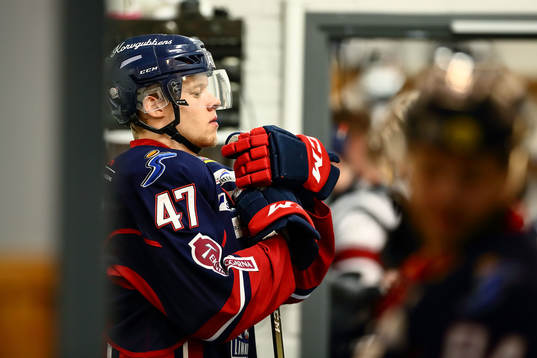 Linköpings Anton Karlsson före ishockeymatchen i SHL