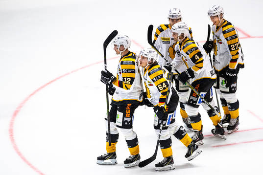 Skellefteås Bud Holloway jublar med lagkamrater