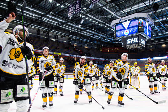 Skellefteås spelare tackar publiken