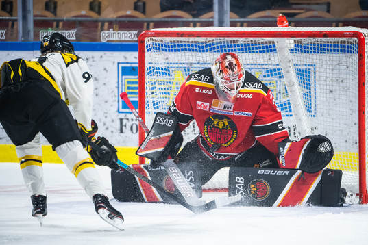 Brynäs Jesper Boqvist och Luleås målvakt Niklas Rubin