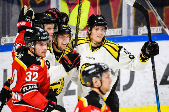 Brynäs Joel Kellman jublar med lagkamrater