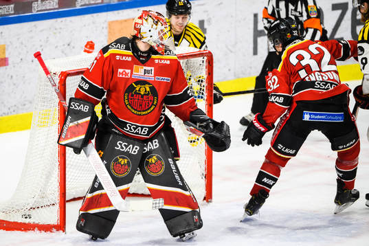 Brynäs Joel Kellman gör 1-1 bakom Luleås målvakt Niklas