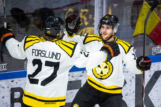 Brynäs Emil Forslund och Alexander Bjurström jublar