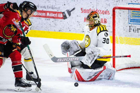 Luleås Johan Harju och Brynäs målvakt Joacim Eriksson