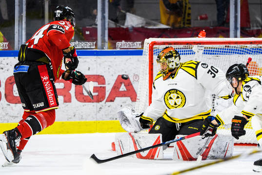 Luleås Johan Harju och Brynäs målvakt Joacim Eriksson