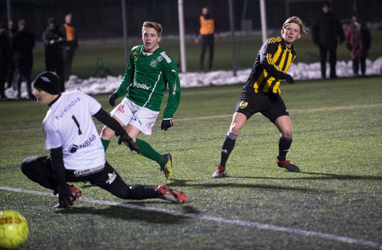 IFK Hässleholms Philip Bengtsson gör mål bakom Adam