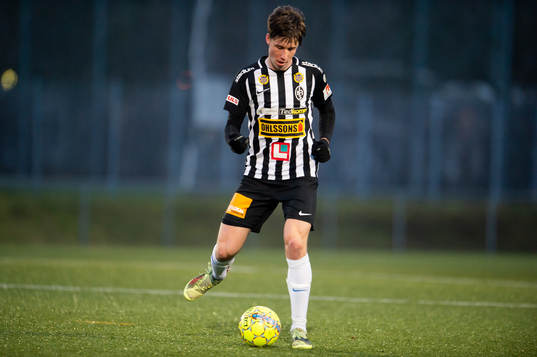 Landskronas Filip Olsson nder en träningsmatch i fotboll