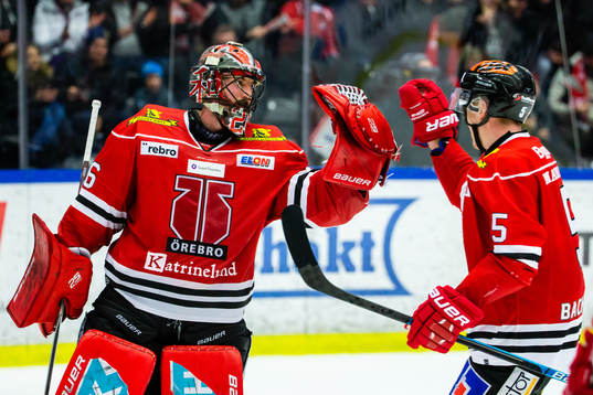Örebros målvakt Stefan Steen och Gustav Backström jublar