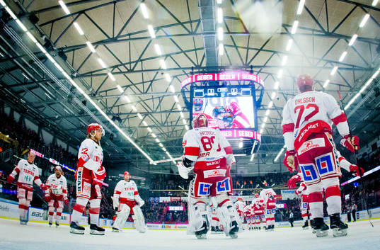 Timrås målvakt Niklas Svedberg och Emil Berglund  deppar
