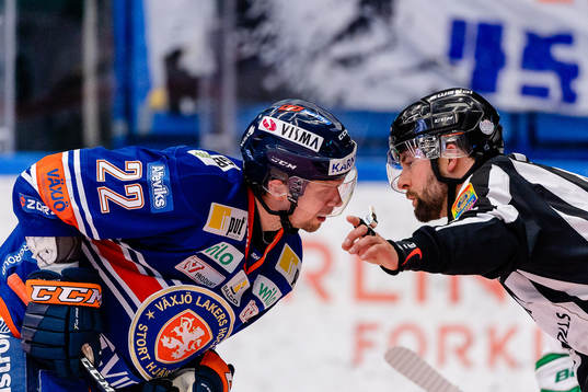 Växjös Janne Pesonen pratar med linjedomare Anders Jansson