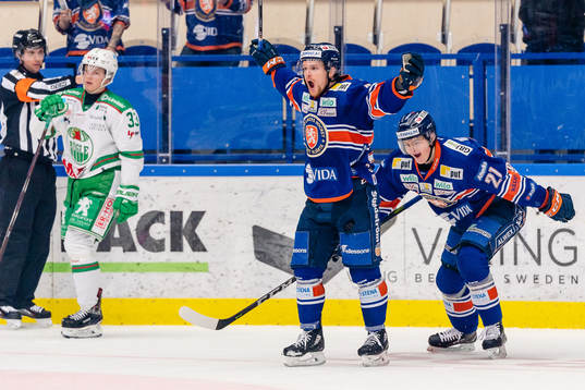 Växjös Brendan Shinnimin och Filip Cederqvist jublar