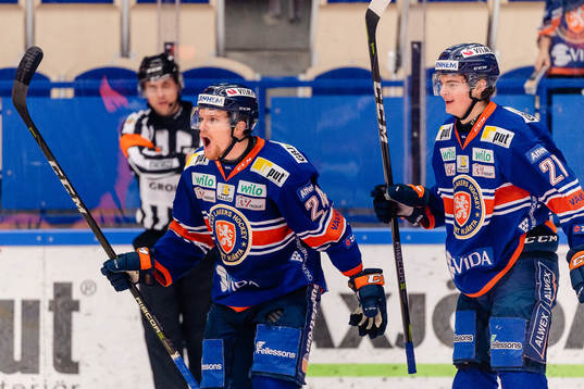Växjös Brendan Shinnimin och Filip Cederqvist jublar