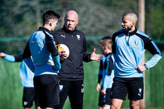 Tränare Uwe Rösler i samtal med Marcus Antonsson och