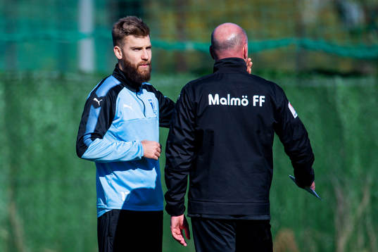 Rasmus Bengtsson i samtal med tränare Uwe Rösler