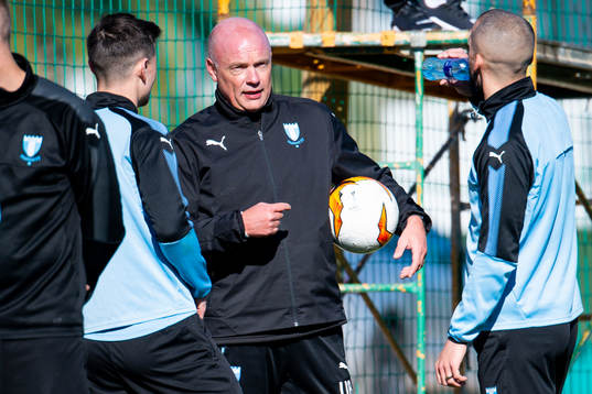 Tränare Uwe Rösler i samtal med Marcus Antonsson och