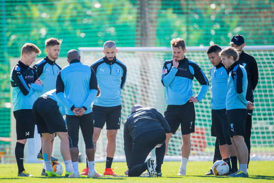 Tränare Uwe Rösler instruerar spelarna Markus Rosenberg,