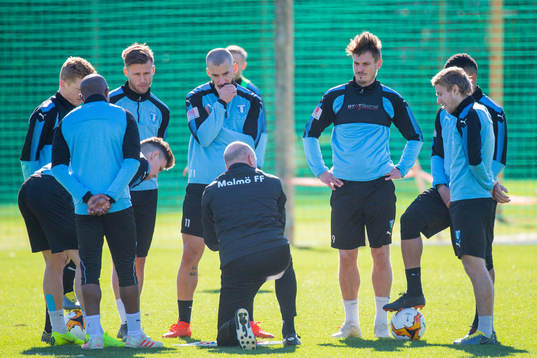 Tränare Uwe Rösler instruerar spelarna Markus Rosenberg,