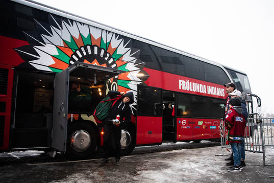 Frölundas Rhett Rakhshani lämnar spelarbussen