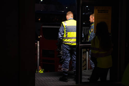 Ordningsvakter vid ingången för bortasupportrar