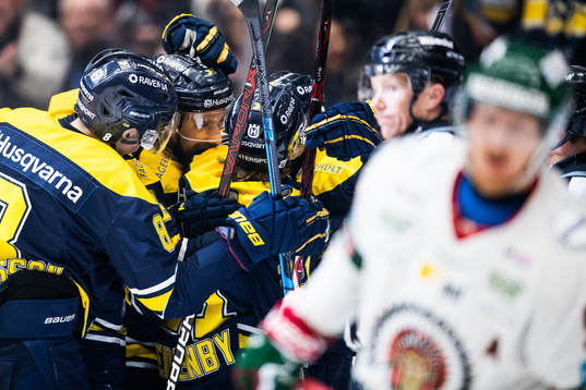 s Mattias Tedenby jublar med lagkamrater