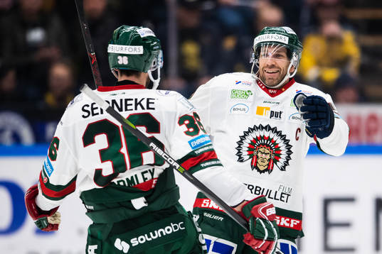 Frölundas Brandon Gormley jublar med Joel Lundqvist