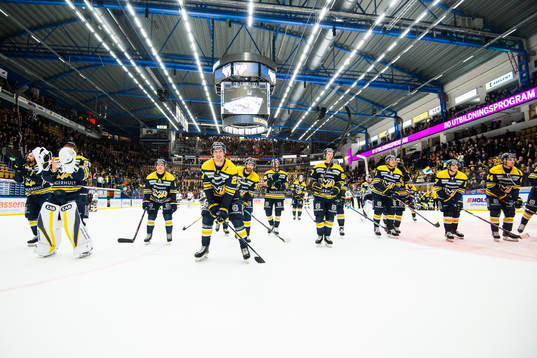 s spelare jublar och tackar publiken