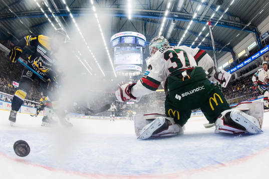 s Mattias Tedenby gör 2-1 bakom Frölundas målvakt Johan