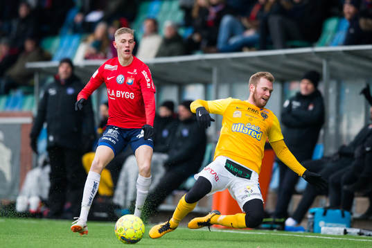 Örgrytes Alexander Bernhardsson tacklar Falkenbergs Per
