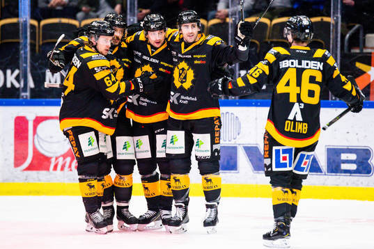 Skellefteås Bud Holloway jublar med lagkamrater