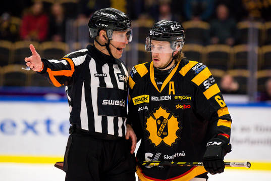 Skellefteås Jonathan Pudas pratar med domare Tobias Björk