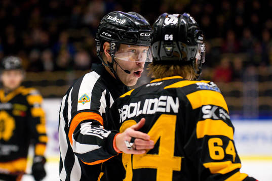 Skellefteås Jonathan Pudas pratar med domare Tobias Björk