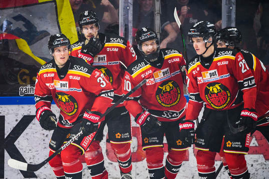 Luleås Einar Emanuelsson jublar med lagkamrater