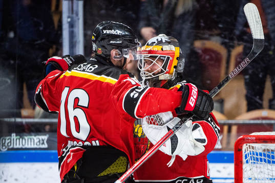 Luleås Niklas Olausson och målvakt Joel Lassinantti jublar