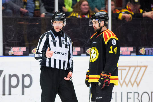 Brynäs Johan Alcén pratar med domaren