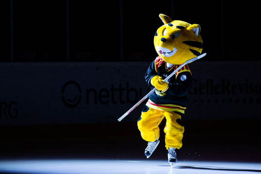 Brynäs maskot innan ishockeymatchen i SHL mellan Brynäs