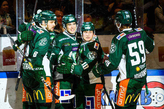 Färjestads Michael Lindqvist jublar med lagkamrater 2-1
