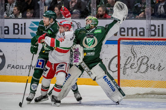 Färjestads Ilari Melart, och målvakt Markus Svensson och