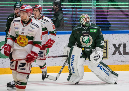 Färjestads målvakt Markus Svensson deppar