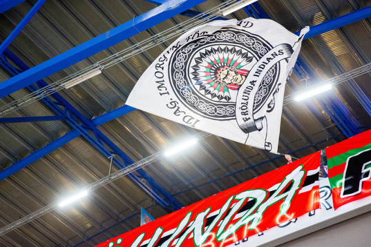 En flagga med Frölundas logo